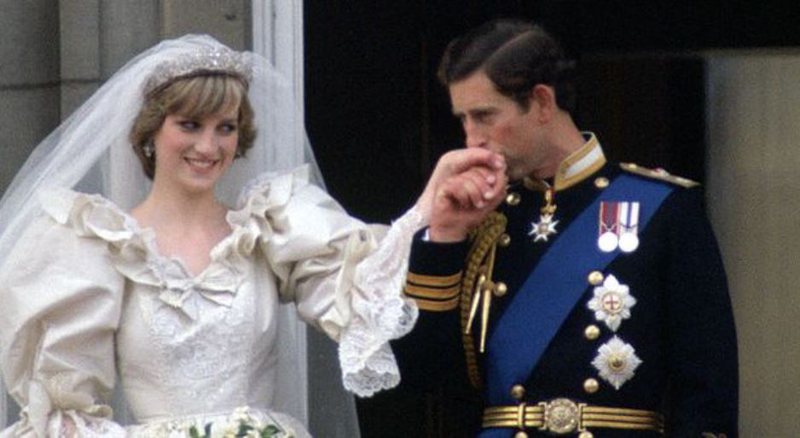 Zbulohet e vërteta tronditëse: Ja deklarata e pabesueshme që Princi Charles i bëri Dianës një natë para dasmës së tyre Zbulohet e vërteta tronditëse: Ja deklarata e pabesueshme që Princi Charles i bëri Dianës një natë para dasmës së tyre