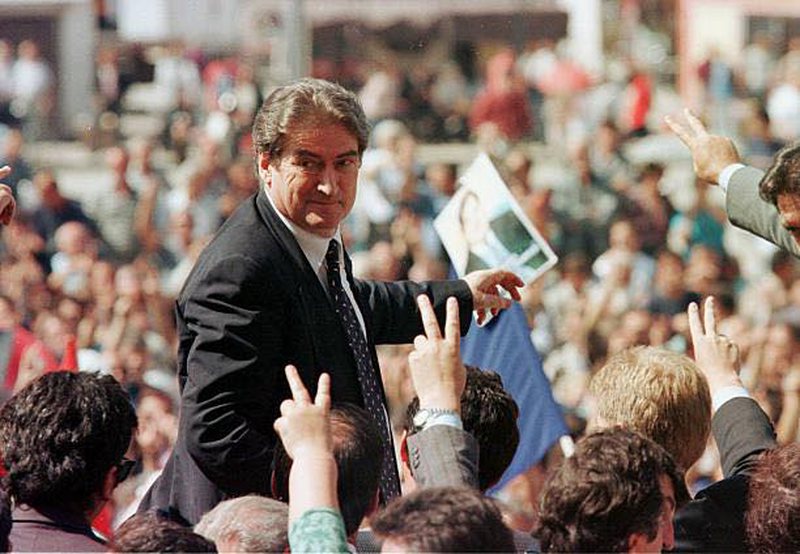 Pas vendimit të DASH, Berisha i fryn zjarrit të protestave: Shton presionet ndaj Bashës dhe mobilizon ish-deputetët Pas vendimit të DASH, Berisha i fryn zjarrit të protestave: Shton presionet ndaj Bashës dhe mobilizon ish-deputetët