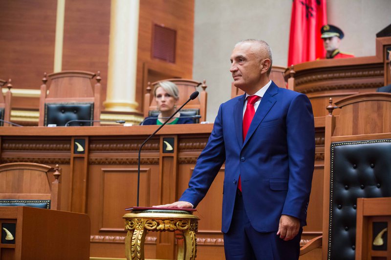 Gjykata Kushtetuese mbështet paraprakisht shkarkimin e Metës: Presidenti duhet të jetë mbi palët, nuk mund të investohet politikisht Gjykata Kushtetuese mbështet paraprakisht shkarkimin e Metës: Presidenti duhet të jetë mbi palët, nuk mund të investohet politikisht