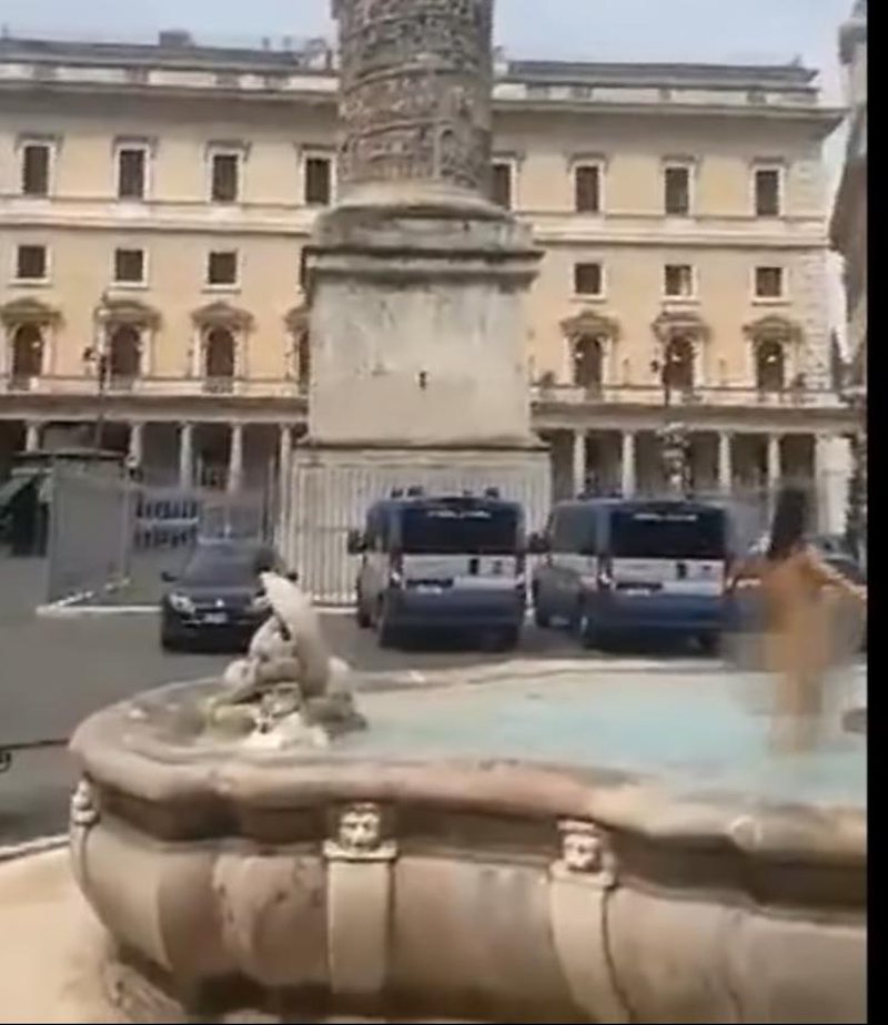 Një grua bën një banjë plotësisht e zhveshur në shatërvanin përballë ndërtesës qeveritare (VIDEO) Një grua bën një banjë plotësisht e zhveshur në shatërvanin përballë ndërtesës qeveritare (VIDEO)