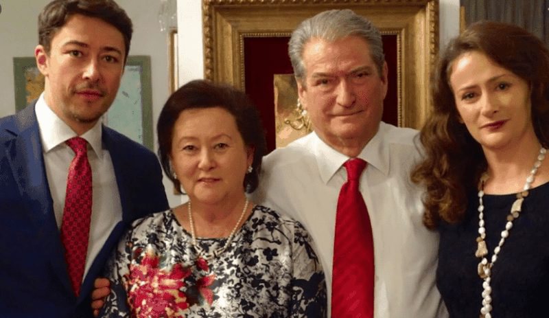 Zbardhet letra me skandalet “bombë” të Sali Berishës që i është dorëzuar kongresmenit amerikan: Provat që fundosin ish-kryeministrin dhe familjen e tij! Shpresoj të marrin një dënim të fuqishëm Zbardhet letra me skandalet “bombë” të Sali Berishës që i është dorëzuar kongresmenit amerikan: Provat që fundosin ish-kryeministrin dhe familjen e tij! Shpresoj të marrin një dënim të fuqishëm