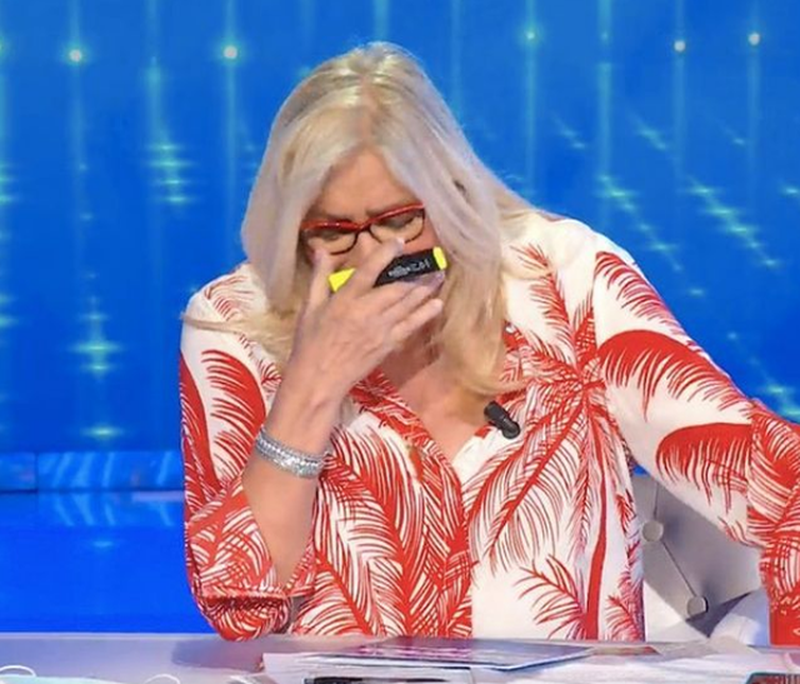 VIDEO/ Pësoi paralizë faciale pas ndërhyrjes në dhëmballë: Moderatorja e njohur italiane Mara Venier rikthehet në TV dhe shpërthen në lot VIDEO/ Pësoi paralizë faciale pas ndërhyrjes në dhëmballë: Moderatorja e njohur italiane Mara Venier rikthehet në TV dhe shpërthen në lot