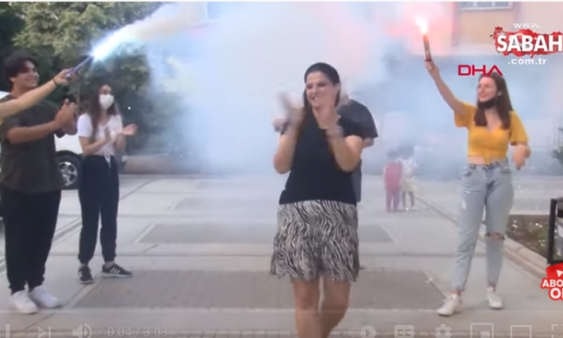 VIDEO/ Fitoi divorcin në gjyq: Gruaja feston me këngë, valle e daulle ndarjen! VIDEO/ Fitoi divorcin në gjyq: Gruaja feston me këngë, valle e daulle ndarjen!