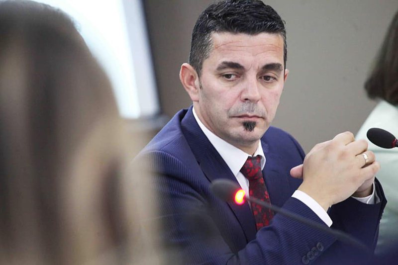 “Bukuroshe hajde kënaqemi”! Zv.drejtori i RTK-së merr vendimin e papritur pas komentit që i bëri deputetes shqiptare “Bukuroshe hajde kënaqemi”! Zv.drejtori i RTK-së merr vendimin e papritur pas komentit që i bëri deputetes shqiptare