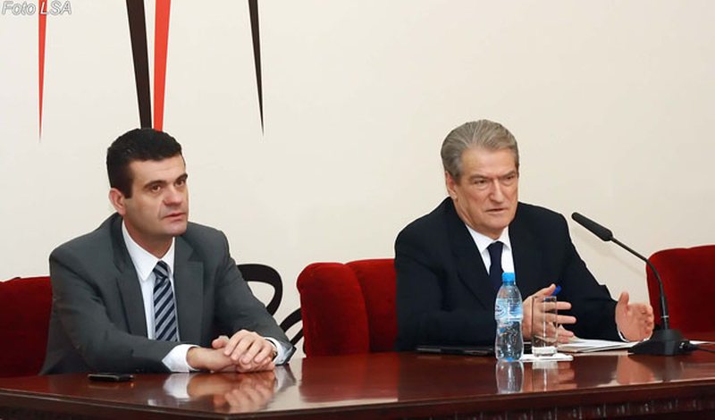 “Nuk ka lidhje me kufijtë e Kosovës apo Soros”, trondit Astrit Patozi, tregon se çfarë e ka fundosur Sali Berishën: E këshilloj të tërhiqet! Priten vendime ekstreme për… “Nuk ka lidhje me kufijtë e Kosovës apo Soros”, trondit Astrit Patozi, tregon se çfarë e ka fundosur Sali Berishën: E këshilloj të tërhiqet! Priten vendime ekstreme për…