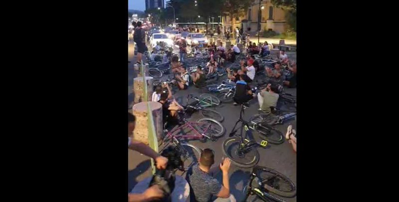 Protestojnë para Ministrisë së Brendshme në kujtim të familjarëve që humbën jetën tragjikisht në aksidentin e sotëm: Ndezin 4 qirinj! Të rinjtë në Tiranë shtrihen në tokë Protestojnë para Ministrisë së Brendshme në kujtim të familjarëve që humbën jetën tragjikisht në aksidentin e sotëm: Ndezin 4 qirinj! Të rinjtë në Tiranë shtrihen në tokë