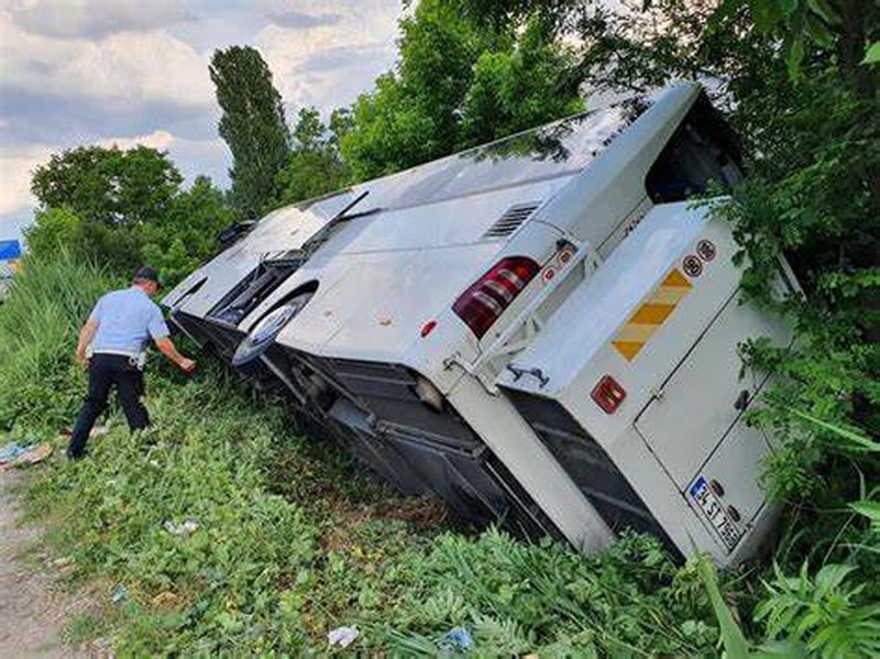 E RËNDË! Autobusi me shqiptarë aksidentohet në Maqedoni, mes të plagosurve një i mitur