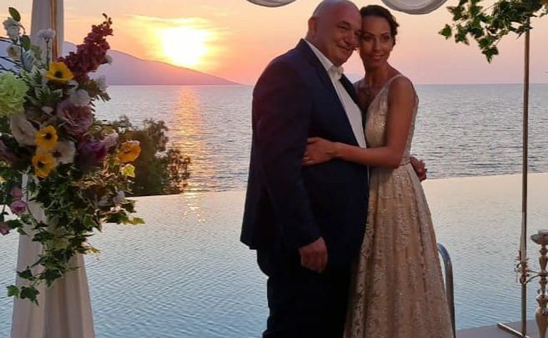 Italiani martohet me shqiptaren: Fton 1 javë miqtë në hotelin luksoz në Jug! Organizon ceremoninë “shik” dhe në fund bën veprimin e pabesueshëm Italiani martohet me shqiptaren: Fton 1 javë miqtë në hotelin luksoz në Jug! Organizon ceremoninë “shik” dhe në fund bën veprimin e pabesueshëm