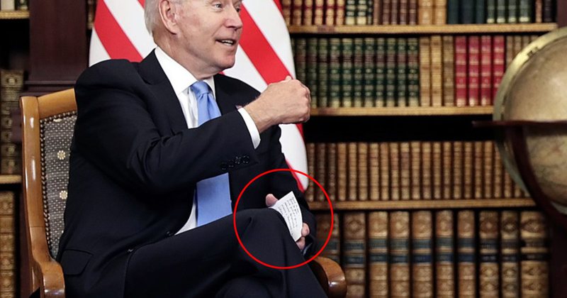 Po përpiqej ta fshihte nga Putin?! Ajo që nxori Joe Biden nga xhepi anësor i xhaketës po bën xhiron e botës