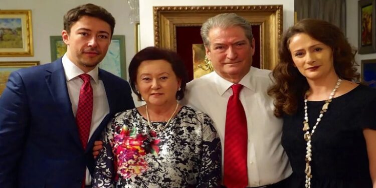 Bllokada ndaj Sali Berishës paralajmërim për zyrtarët e përfshirë në korrupsion: 40 shqiptarë “Non-Grata” nga SHBA Bllokada ndaj Sali Berishës paralajmërim për zyrtarët e përfshirë në korrupsion: 40 shqiptarë “Non-Grata” nga SHBA