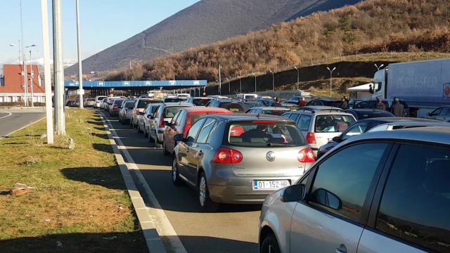 Shqiptarët e Kosovës zgjedhin bregdetin për të pushuar: 16 mijë shtetas kalojnë pikat kufitare