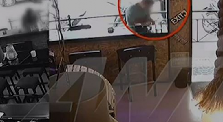 Momenti kur shqiptari ekzekutohet me breshëri plumbash në Greqi: Rrëzohet në tokë dhe tenton të ikë, por… Momenti kur shqiptari ekzekutohet me breshëri plumbash në Greqi: Rrëzohet në tokë dhe tenton të ikë, por…