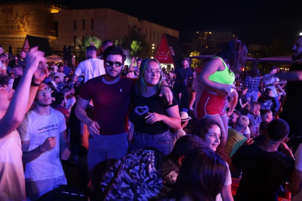 “Tërbohen” tifozët britanikë në sheshin “Skënderbej”: Alkool dhe kërcim mbi tavolina (Foto)