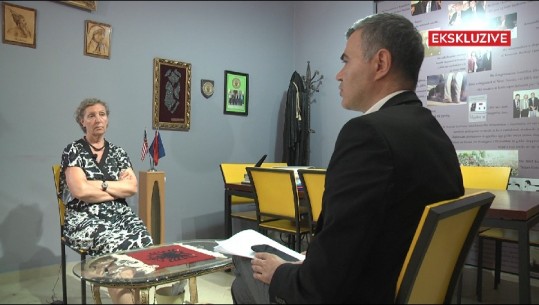 Aishe Haklaj kthehet pas 12 vitesh në Shqipëri! Rrëfen përndjekjen e familjes së saj nga regjimi i Berishës