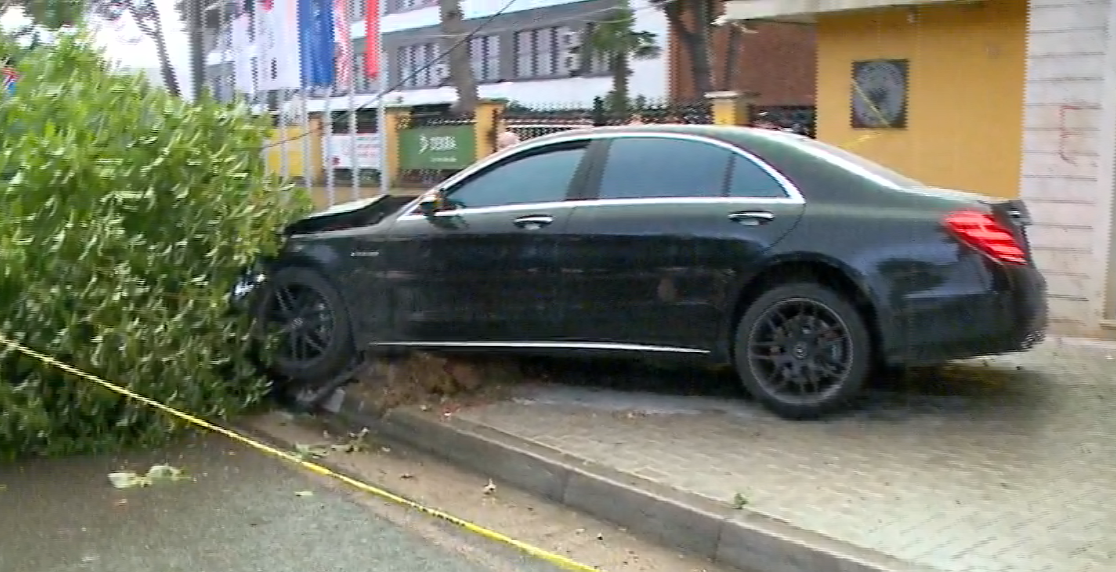 Djali “adoleshent” i Erzen Breçanit aksidenton rëndë 30-vjeçaren me një Benz super luksoz në vijat e bardha, e aksidentuara humbet këmbën