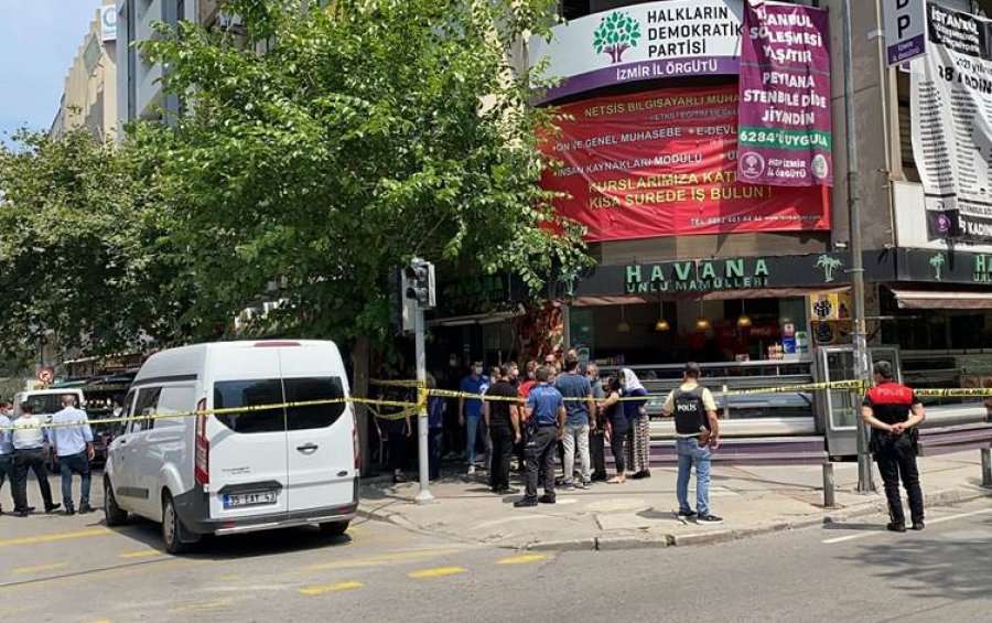 Tronditëse në Turqi! I papuni hyn brenda selisë së partisë pro-kurde, dhe ekzekuton me armë politikanen (Video) Tronditëse në Turqi! I papuni hyn brenda selisë së partisë pro-kurde, dhe ekzekuton me armë politikanen (Video)