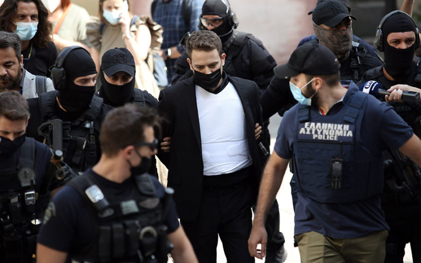 VIDEO/ Masa të forta sigurie për pilotin grek që vrau gruan: I veshur me jelek antiplumb , maskë dhe roje trupore!