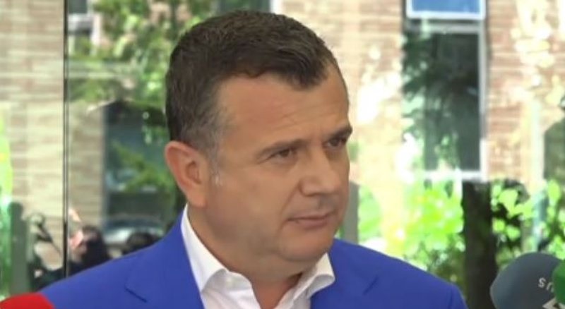 Incidenti i pazakontë gjatë deklaratës së Taulant Ballës me gazetarët: Poshtë diktatura. Mos fol! Incidenti i pazakontë gjatë deklaratës së Taulant Ballës me gazetarët: Poshtë diktatura. Mos fol!