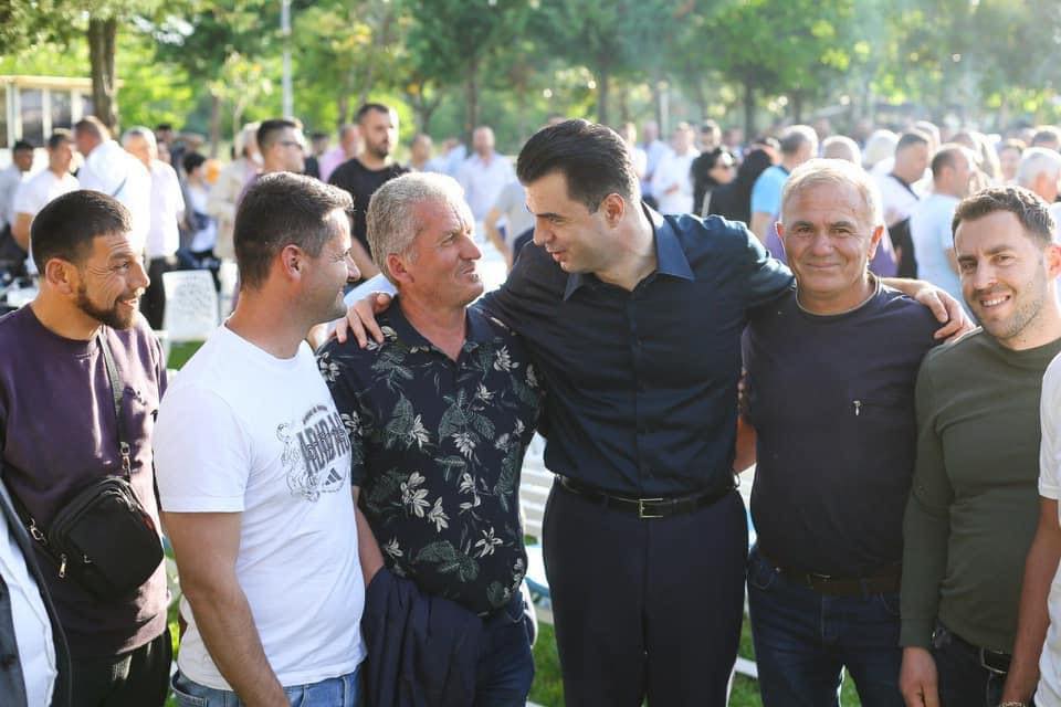 Si shpjegohet që populli del në shesh për dashnoret e “Për’puthen” dhe jo për Bashën, meqë thotë se na vodhën zgjedhjet? Si shpjegohet që populli del në shesh për dashnoret e “Për’puthen” dhe jo për Bashën, meqë thotë se na vodhën zgjedhjet?