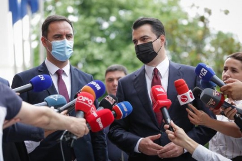 Merr zemër Lulzim Basha: Albin Kurti sjell në Tiranë bashkëpunëtorin më të ngushtë t’i vijë në ndihmë luftës së opozitës Merr zemër Lulzim Basha: Albin Kurti sjell në Tiranë bashkëpunëtorin më të ngushtë t’i vijë në ndihmë luftës së opozitës