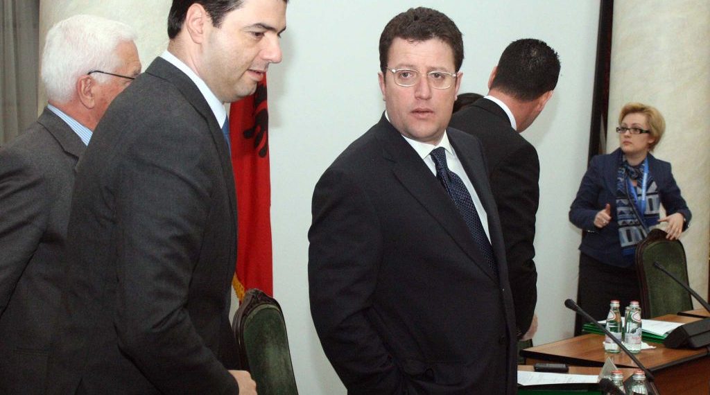 “Do shkojë si me Olldashin”! Artan Hoxha paralajmëron çfarë do të ndodhë sot në zgjedhjet e PD-së, ka një mesazh të ‘koduar’ edhe për Berishën: Rama e… “Do shkojë si me Olldashin”! Artan Hoxha paralajmëron çfarë do të ndodhë sot në zgjedhjet e PD-së, ka një mesazh të ‘koduar’ edhe për Berishën: Rama e…