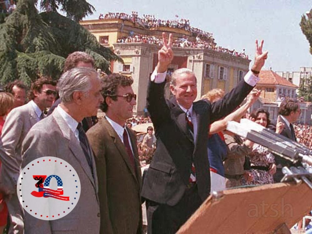 “Familja” sulmon Ambasadën e SHBA: Pse e keni fshirë foton e Sali Berishës, doni ta zhdukni nga historia “Familja” sulmon Ambasadën e SHBA: Pse e keni fshirë foton e Sali Berishës, doni ta zhdukni nga historia