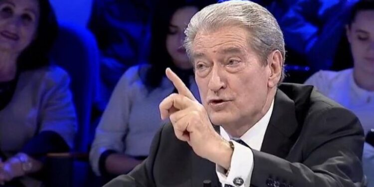 James Baker foto me komunistët që SHBA mposhtën, jo me neokomunistin që po vinte!