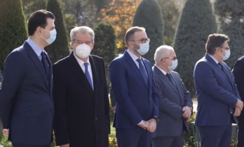 I korruptuari Berisha presion SHBA me rikthimin në krye të PD, ta përdor partinë si mburoj të familjes “non grata” I korruptuari Berisha presion SHBA me rikthimin në krye të PD, ta përdor partinë si mburoj të familjes “non grata”