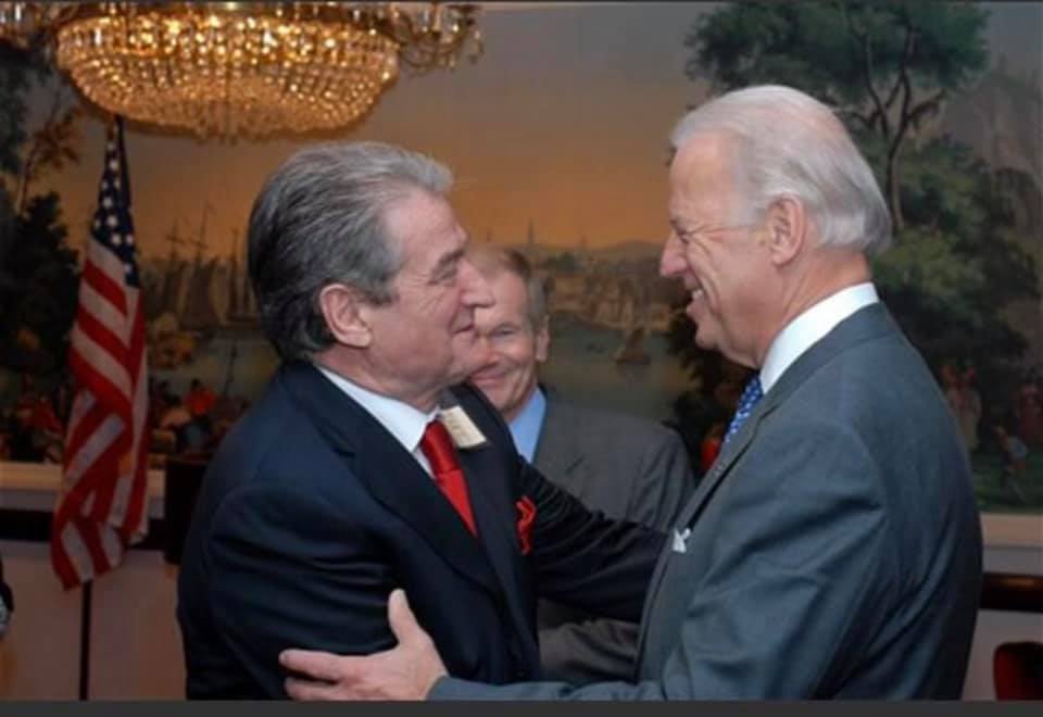 Donte një fushatë si të Trumpit, po i del një fushatë si e Bidenit Donte një fushatë si të Trumpit, po i del një fushatë si e Bidenit