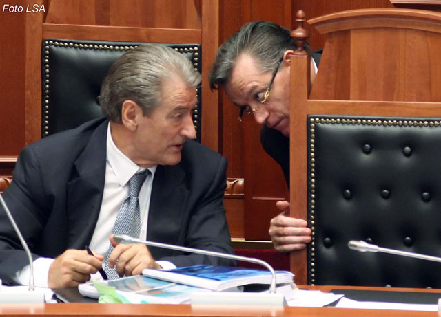 Nepotizmi/ Babë e bijë prej 3 vitesh në Bankën e Shqipërisë: Ridvan dhe Adela Bode, 42 milionë lekë paga në vit, administrata peng e kupolës së korruptuar Nepotizmi/ Babë e bijë prej 3 vitesh në Bankën e Shqipërisë: Ridvan dhe Adela Bode, 42 milionë lekë paga në vit, administrata peng e kupolës së korruptuar