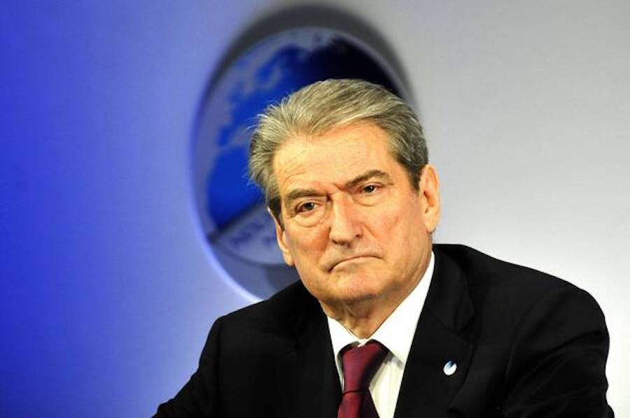 “Luftë me mullinjtë e erës”, Berisha po lobon dëshpërimisht në SHBA kundër shpalljes së tij non grata “Luftë me mullinjtë e erës”, Berisha po lobon dëshpërimisht në SHBA kundër shpalljes së tij non grata