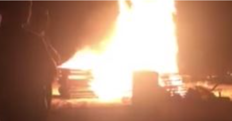 Tjetër konflikt për stacionet e plazhit, u vihet flaka 60 shezlongëve në Dhërmi, pronari: Sapo mora lejen mi dogjën Tjetër konflikt për stacionet e plazhit, u vihet flaka 60 shezlongëve në Dhërmi, pronari: Sapo mora lejen mi dogjën