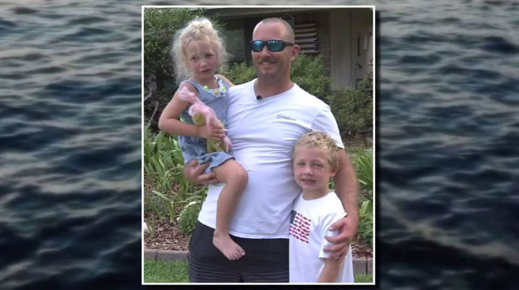 7-vjeçari hero, notoi mbi një orë për të kërkuar ndihmë për babain dhe motrën e tij 7-vjeçari hero, notoi mbi një orë për të kërkuar ndihmë për babain dhe motrën e tij