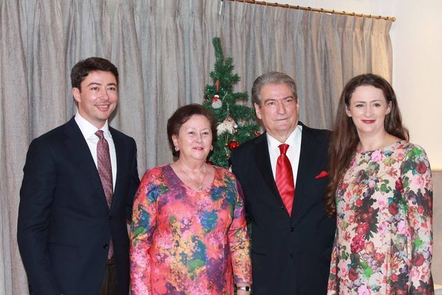 Tentativa e dëshpëruar e Berishës të justifikoj familjen “non grata”: Unë, Liria dhe fëmijët s’kemi vjedhur asnjë qindarkë, s’jemi hetuar kurrë për korrupsion Tentativa e dëshpëruar e Berishës të justifikoj familjen “non grata”: Unë, Liria dhe fëmijët s’kemi vjedhur asnjë qindarkë, s’jemi hetuar kurrë për korrupsion