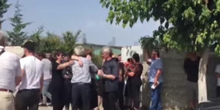 Përcillen në banesën e fundit familja Gushi, gjyshja mes dhimbjes thërret: O lulet e nënës çfarë më bëtë Përcillen në banesën e fundit familja Gushi, gjyshja mes dhimbjes thërret: O lulet e nënës çfarë më bëtë