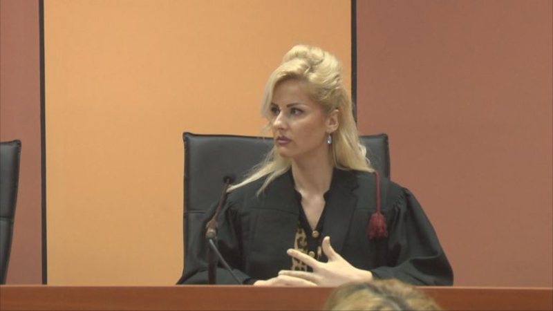 I rrodhën videot në “Tik Tok”, gjyqtarja para ILD që kërkon shkarkimin: Po më bëjnë kokë turku prej profesionit I rrodhën videot në “Tik Tok”, gjyqtarja para ILD që kërkon shkarkimin: Po më bëjnë kokë turku prej profesionit