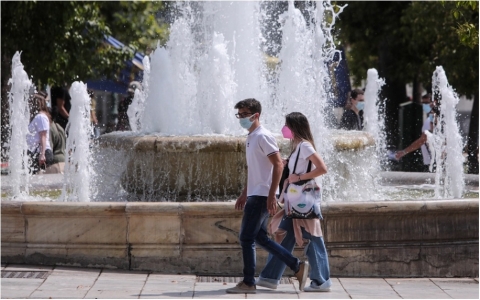 Qeveria greke ofron 150 euro për të rinjtë që do të vaksinohen Qeveria greke ofron 150 euro për të rinjtë që do të vaksinohen