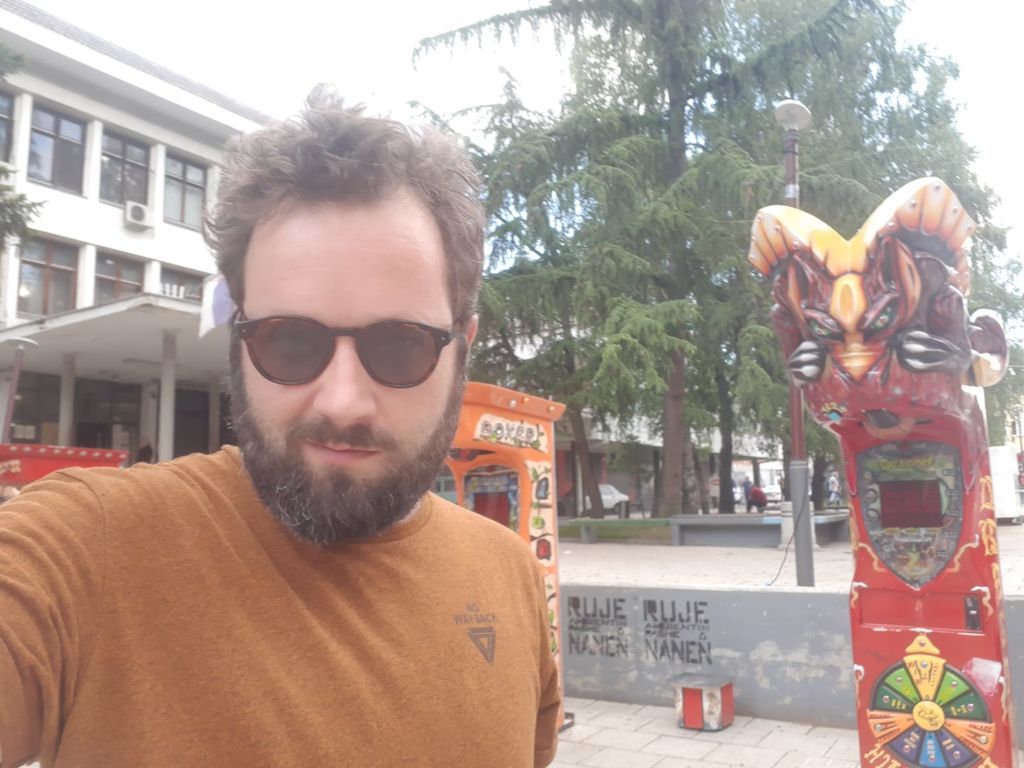 Revoltohet gazetari Idro Seferi: O zgjebsa, më përpara punoj për serbët, se për ju… Ik q***ni! Revoltohet gazetari Idro Seferi: O zgjebsa, më përpara punoj për serbët, se për ju… Ik q***ni!