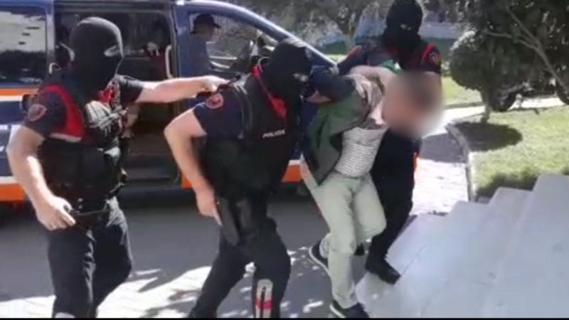 “RENEA e arrestoi, gjykata e ka liruar”! Artan Hoxha plas ‘bombën’: Zbulon çfarë ka ndodhur me biznesmenin e njohur në Vlorë që bëri bujë menyra e ndalimit të tij “RENEA e arrestoi, gjykata e ka liruar”! Artan Hoxha plas ‘bombën’: Zbulon çfarë ka ndodhur me biznesmenin e njohur në Vlorë që bëri bujë menyra e ndalimit të tij