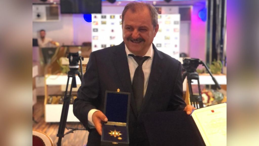 Vazhdon shpërndarja e “këmborava” nga lir Meta! Tërbon Nikoll Lesin, në vend të tij nderon Ismet “barcaletën”… Drishtin Vazhdon shpërndarja e “këmborava” nga lir Meta! Tërbon Nikoll Lesin, në vend të tij nderon Ismet “barcaletën”… Drishtin