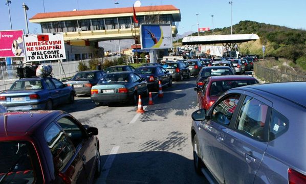 Çudia e Drejtorisë së Policisë Kufitare greke: Qytetarët mund të kalojnë kufirin në këmbë: Autobusët shqiptarë nuk lejohen