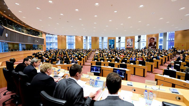 Në Bruksel propozohet sanksionimi i të akuzuarve për korrupsion: Komisioni Europian sqaron çdo të ndodhë me të shpallurit “non grata” në SHBA! Në Bruksel propozohet sanksionimi i të akuzuarve për korrupsion: Komisioni Europian sqaron çdo të ndodhë me të shpallurit “non grata” në SHBA!