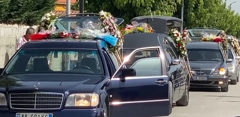 Kortezhi me 4 makina, pamjet e trishta të funeralit të familjes që preku zemrat e shqiptarëve Kortezhi me 4 makina, pamjet e trishta të funeralit të familjes që preku zemrat e shqiptarëve