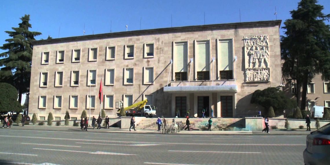 Gati furtuna në administratën publike! Kuvendi i kërkon DAP ligj për të futur në veting punonjësit: Shkarkohet kush s’përmbush kriteret Gati furtuna në administratën publike! Kuvendi i kërkon DAP ligj për të futur në veting punonjësit: Shkarkohet kush s’përmbush kriteret