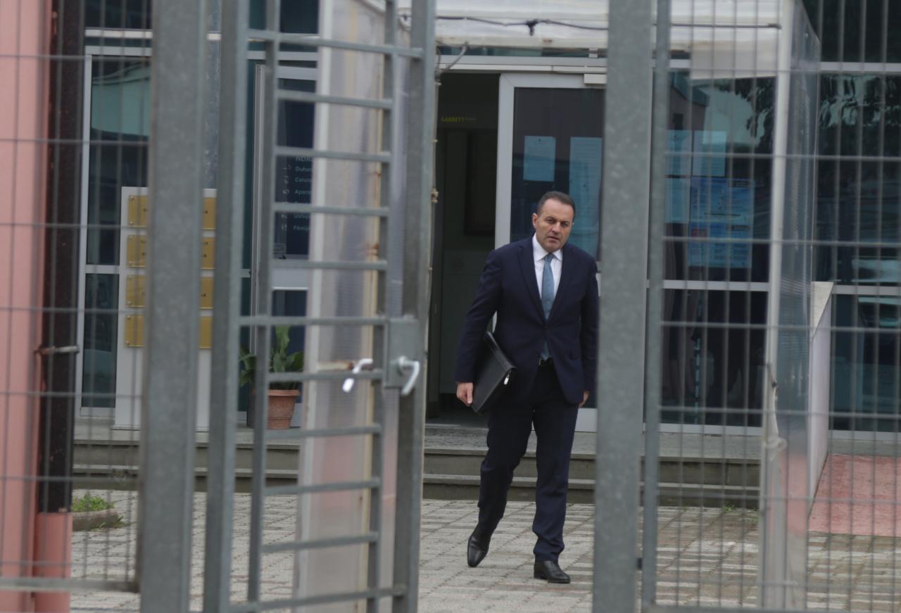 Adriatik Llalla i bën bisht seancës që mund ta çoj në burg, avokati: Është i sëmurë dhe në regjim spitalor Adriatik Llalla i bën bisht seancës që mund ta çoj në burg, avokati: Është i sëmurë dhe në regjim spitalor