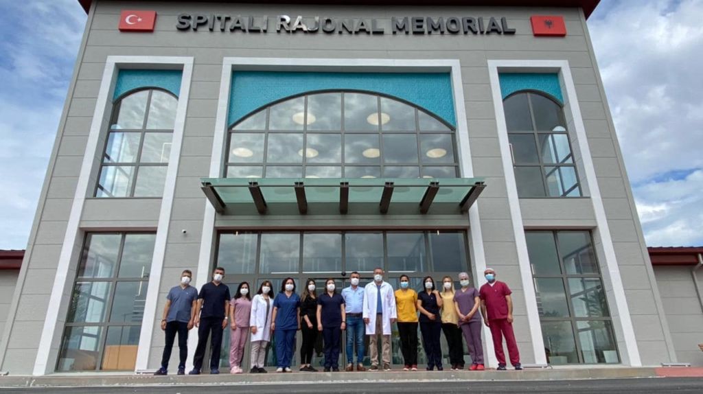 Spitalit të Fierit i bashkohen të tjerë mjekë e infemierë turq dhe shqiptarë