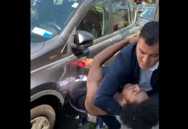 Hajduti i vodhi çantën e të fejuarës: Shqiptari që kandidon për anëtarë këshilli në Nju Jork i vihet në ndjekje, e neutralizon me mjaft lehtësi (Video) Hajduti i vodhi çantën e të fejuarës: Shqiptari që kandidon për anëtarë këshilli në Nju Jork i vihet në ndjekje, e neutralizon me mjaft lehtësi (Video)