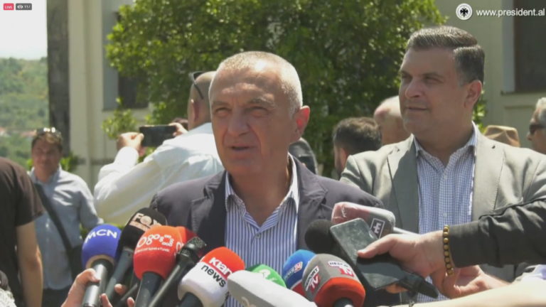 Rrëshket fare Ilir Meta: Zoti t’i falë ata që kërkojnë të më shkarkojnë mua, nuk dinë ç’bëjnë Rrëshket fare Ilir Meta: Zoti t’i falë ata që kërkojnë të më shkarkojnë mua, nuk dinë ç’bëjnë