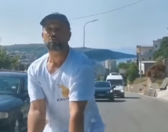 VIDEO/ Një tjetër “Mihal” në Jug të vendit: Largohen nga hoteli të pakënaqur, pronarja i shtrihet para makinës VIDEO/ Një tjetër “Mihal” në Jug të vendit: Largohen nga hoteli të pakënaqur, pronarja i shtrihet para makinës