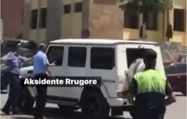 VIDEO/ Të rinjtë me makinë luksoze i bëjnë ”zbor” policisë, nuk ndalojnë në postobllok ku ishte dhe shefi i rendit: A ka mundësi, a ka mundësi…?!